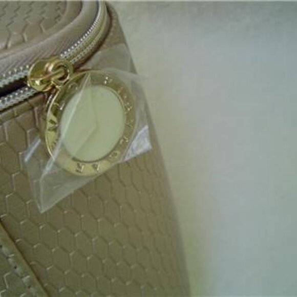 NEW AUTHENTIC BVLGARI PARFUMS GOLD SMALL TRAVEL VANITY CASE NWOT'S - Picture 7 of 10